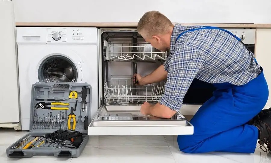 Pamukova Daikin servisi teknisyen ekibi beyaz eşya tamiri yaparken